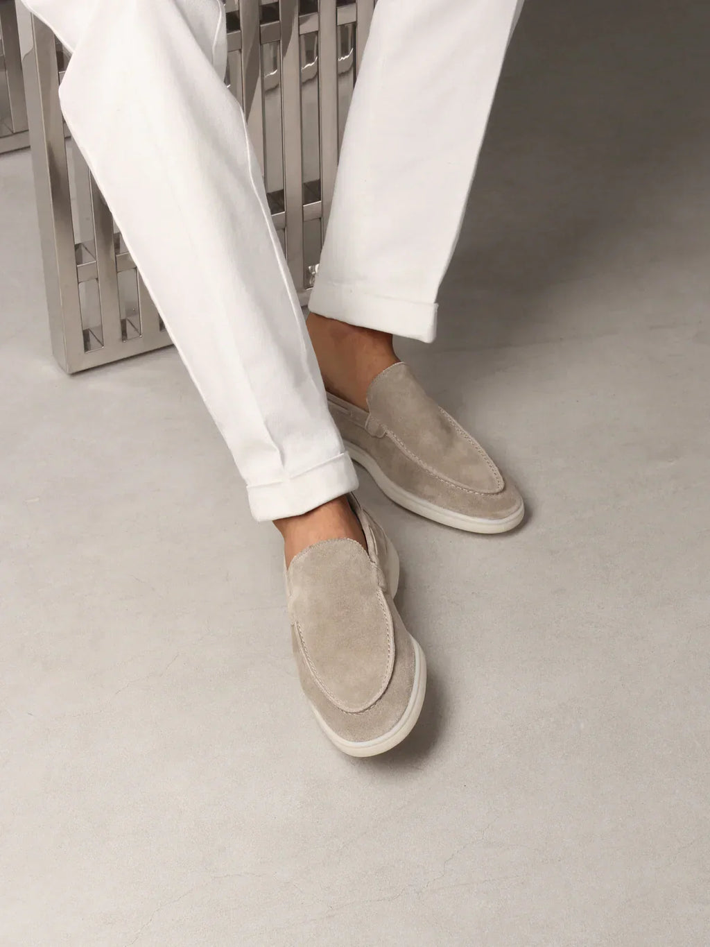 Mocassins daim gris clair pour homme - image 4