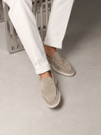 Mocassins daim gris clair pour homme - image 4