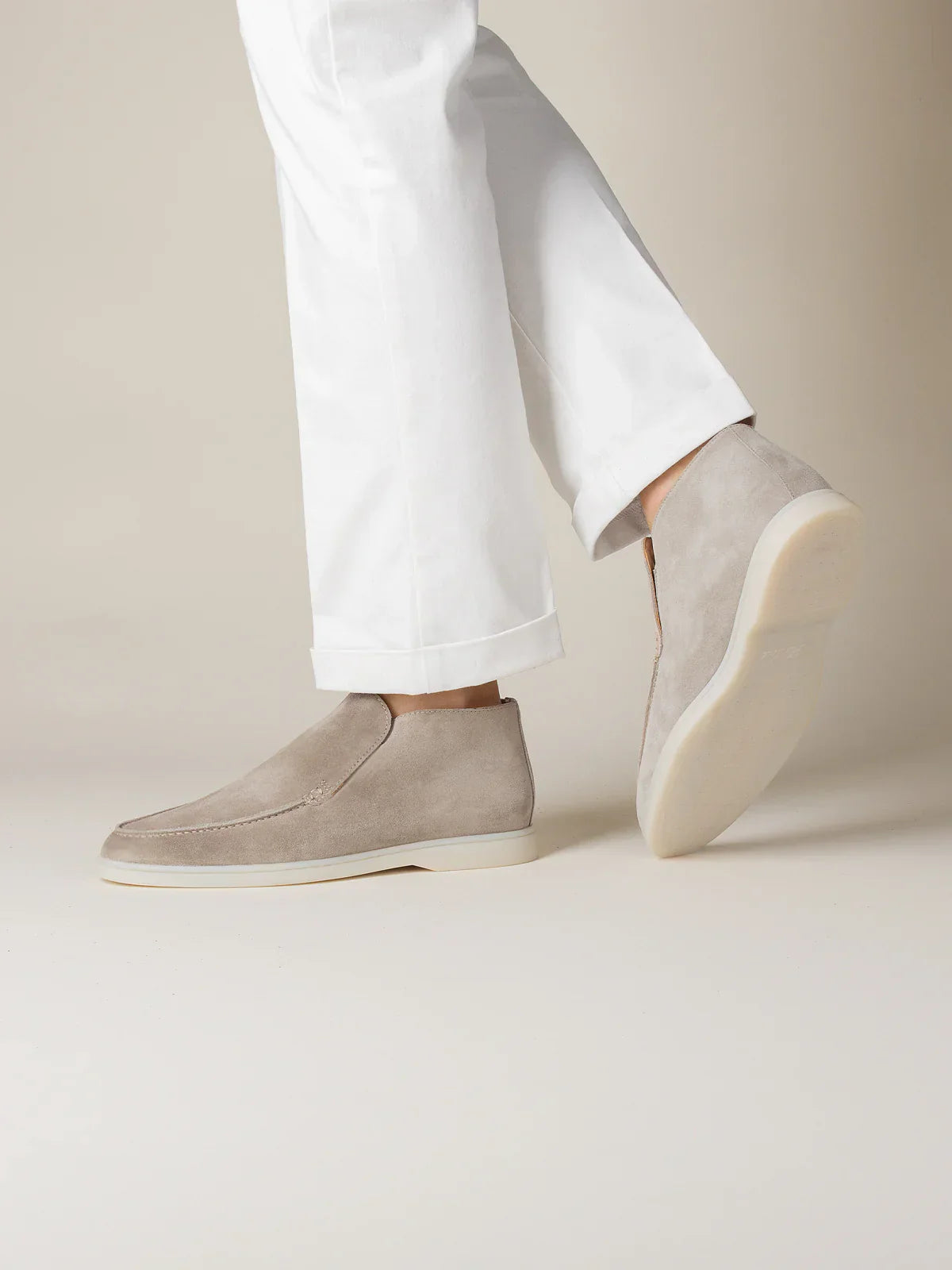 Mocassins daim gris clair pour homme - image 4
