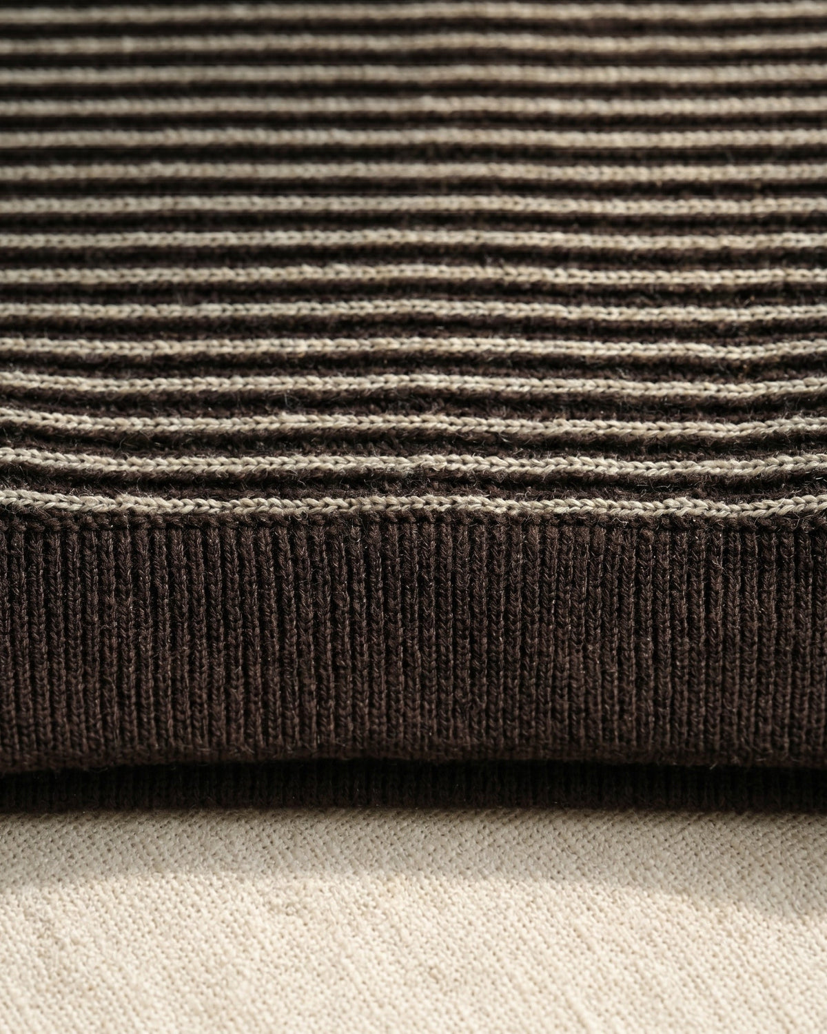Polo tricoté à rayures verticales pour hommes - image 4